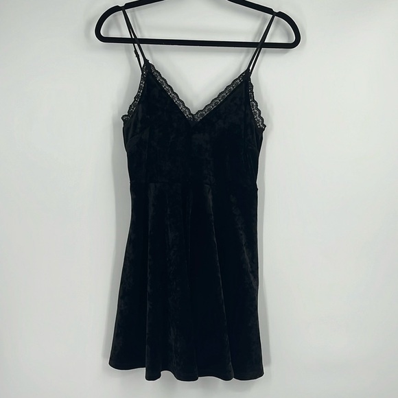 Forever 21 Black Velvet and Lace Skater Dress Size Large - Picture 1 of 7